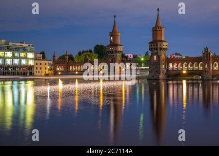 Ponte Oberbaum sul fiume Sprea a Berlino, Germania di notte. Foto Stock