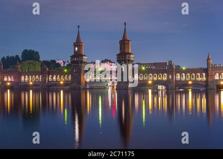 Ponte Oberbaum sul fiume Sprea a Berlino, Germania di notte. Foto Stock