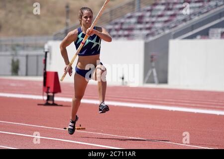 Katerina Stefanidi (GRE) compete nella volta delle pole delle donne durante i Giochi d'ispirazione di Zurigo Weltklasse, giovedì 9 luglio 2020, a Walnut, California. Foto Stock