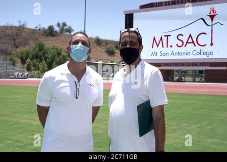 DaN o'Brien (a sinistra) e David Glassman si pongono con maschere durante i Giochi d'ispirazione Weltklasse di Zurigo, giovedì 9 luglio 2020, a Walnut, California. Foto Stock