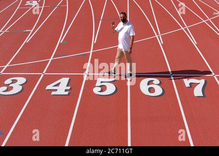 David Glassman si pone con la maschera durante i Giochi d'ispirazione di Zurigo Weltklasse, giovedì 9 luglio 2020, a Walnut, California. Il concorso virtuale Foto Stock