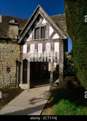 Vista a ovest del Lych Gate tra St Mary's Churchyard e New Street, Painswick, Gloucestershire, Inghilterra, Regno Unito. Costruito nel 1901 per la signora Frances Sarah Williams. Foto Stock