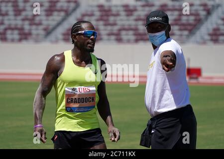 Omar Craddock (a sinistra) con il coach al Joyner durante i Giochi d'ispirazione di Zurigo Weltklasse, giovedì 9 luglio 2020, a Walnut, California Foto Stock