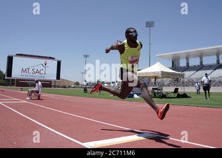 Omar Craddock si posiziona terzo nel triplo salto a 55-11 (17.04m) durante i Giochi d'ispirazione Weltklasse di Zurigo, giovedì 9 luglio 2020, a Walnut, CA Foto Stock