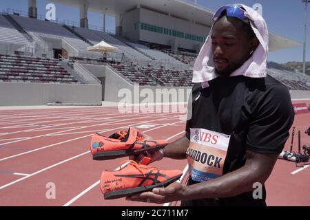 Omar Craddock pone con punte di Asics arancioni con Black Lives Matter messages durante i Giochi di ispirazione Weltklasse di Zurigo, giovedì 9 luglio 2020, Foto Stock