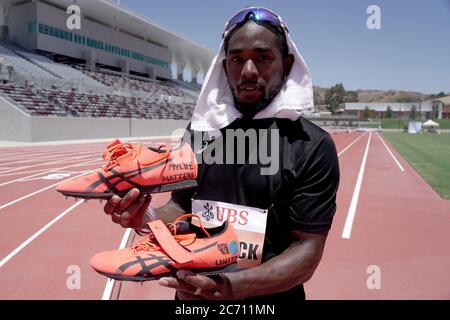 Omar Craddock pone con punte di Asics arancioni con Black Lives Matter messages durante i Giochi di ispirazione Weltklasse di Zurigo, giovedì 9 luglio 2020, Foto Stock