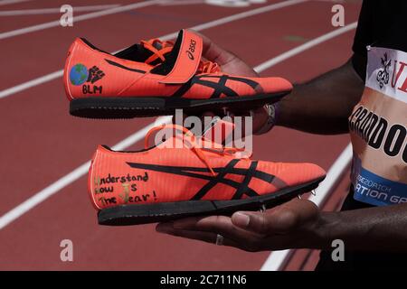 Omar Craddock pone con punte di Asics arancioni con Black Lives Matter messages durante i Giochi di ispirazione Weltklasse di Zurigo, giovedì 9 luglio 2020, Foto Stock