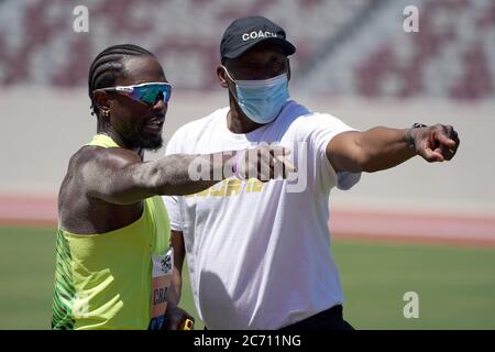 Omar Craddock (a sinistra) con il coach al Joyner durante i Giochi d'ispirazione di Zurigo Weltklasse, giovedì 9 luglio 2020, a Walnut, California Foto Stock