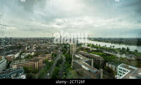 Dusseldorf, Germania - Giugno 2016: Skyline di Dusseldorf in Germania panorama sotto la pioggia dietro una finestra piovosa Foto Stock