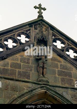 Battlefield, Inghilterra, Regno Unito: Statua di Enrico IV sulla e gable della chiesa del college di chantry fondata nel 1406 dopo la battaglia di Shrewsbury, 1403. Foto Stock