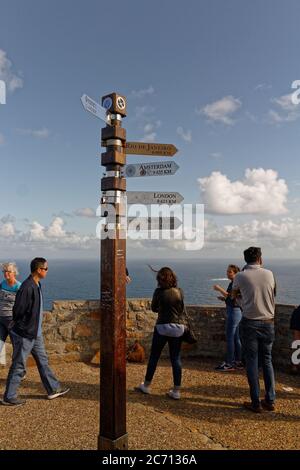 Cape Town,Sud-Africa,Nov,13,2015:Città segnavia distanza palo. Capo di buona speranza, con turisti, cielo blu e oceano sullo sfondo Foto Stock