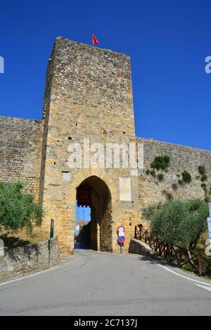 La porta Franca, costruita di fronte a Roma, è l'accesso principale all'incantevole borgo murato di Monteriggioni, in provincia di Siena. Foto Stock