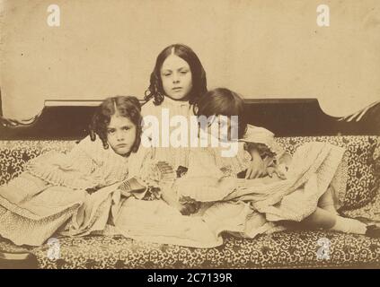 Edith, Ina e Alice Liddell su un divano, estate 1858. Foto Stock