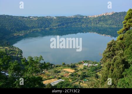 Castelli Romani, Roma, Italia-Lago di Nemi.il lago di Nemi visto da uno dei numerosi punti panoramici dell'omonimo borgo Foto Stock