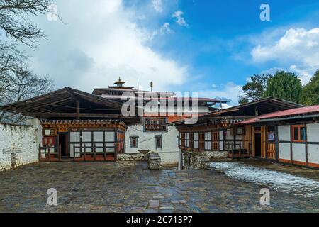 Neve che cade ad un piccolo Dzong in Bhutan Foto Stock