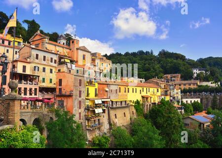 Nemi,Roma, piccolo e bellissimo borgo famoso per le sue coltivazioni di fragole che si affacciano sull'omonimo lago situato nei Castelli Romani. Foto Stock