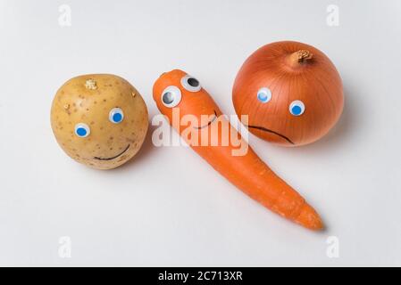 Cipolla con occhi di Googly su sfondo bianco. Cibo con viso divertente Foto  stock - Alamy