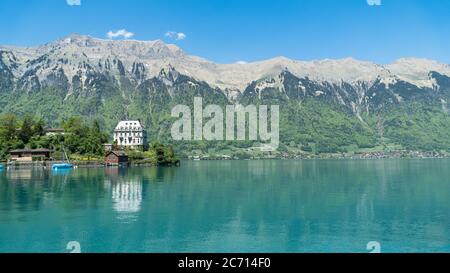 Iseltwald, Svizzera - Maggio 2017: Schloss Seeburg, il castello di Seeburg, a Iseltwald con il lago Brienz. Foto Stock