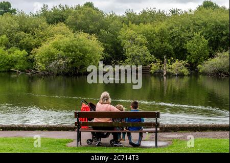 The Lough, Cork, Irlanda. 13 luglio 2020. La gente si gode il Lough, Cork City, in una giornata colma ma umida. Il resto della giornata consisterà in sole e docce con alti da 15 a 20 gradi. Credit: Notizie dal vivo di AG/Alamy Foto Stock