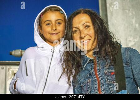 Ritratto di donna e figlia all'aperto di notte. Foto Stock
