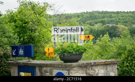 Laufen, Svizzera - Maggio 2017 il cartello con il nome tedesco delle Cascate del Reno Rheinfall. Il castello di Laufen si affaccia sulle cascate del Reno. Foto Stock