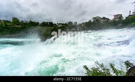 Schaffhausen, Germania - 2017 maggio: La cascata Rhinefall, vicino a Schaffhausen, Svizzera, è la più grande d'Europa Foto Stock