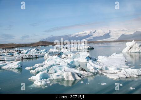 Iceberg galleggianti nella laguna di Jokulsarlon, Islanda. Foto Stock