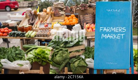 Mercato agricolo di strada. Prodotti biologici locali. Foto Stock