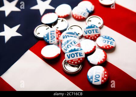 Pulsante di voto per l'elezione del badge per il 2020 sulla bandiera dell'America Foto Stock