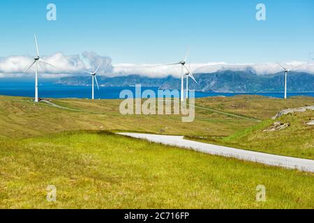 Mulini a vento vicino al mare che producono energia pulita all'isola di Maloy, Norvegia Foto Stock