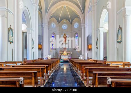 Interni vista su Divin Maestro - una chiesa parrocchiale cattolica recentemente ristrutturata, situata nella piccola città di Alba, Italia. Foto Stock