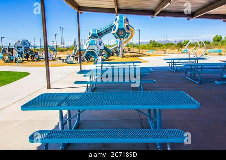 Area picnic e tavoli con vista sulla moderna palestra nella giungla presso il parco pubblico gratuito Foto Stock