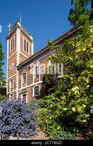 Vista obliqua da sud-ovest dell'elevazione sud. Christopher Wren chiese - St Andrew by the Wardrobe, Londra, Regno Unito. Architetto: Sir Christ Foto Stock