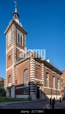 Vista da sud ovest al livello della strada dell'ingresso principale con torre e corpo principale della chiesa. Christopher Wren chiese - St. Benet Paul's Wharf, Londra, Foto Stock