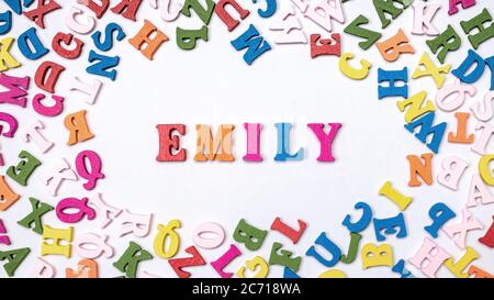 Nome del bambino EMILY composto da lettere di legno sul pavimento. Foto Stock