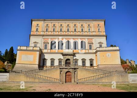 La maestosa Villa Farnese, residenza fortificata costruita per la famiglia Farnese nell'antico borgo di Caprarola, situata in provincia di Viterbo. Foto Stock