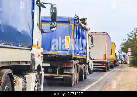 i camion in ingorgo sulla strada durante il giorno Foto Stock