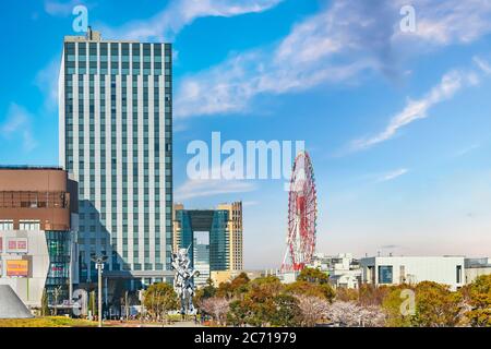 tokyo, giappone - marzo 01 2020: Statua unicorno Gundam a grandezza naturale di fronte agli edifici di DiverCity Tokyo Plaza con la ruota panoramica Daikan Foto Stock