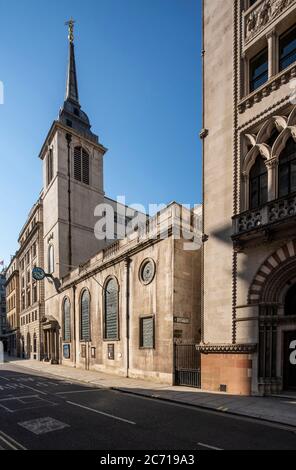 Vista obliqua dall'angolo sud-est che mostra l'elevazione sud con l'edificio Overseas Bankers Club visibile sulla destra. Christopher Wren chiese - San Mar Foto Stock