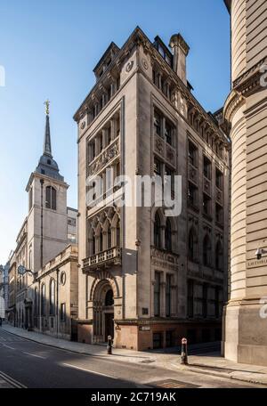 Vista obliqua dall'angolo sud-est che mostra l'elevazione sud con l'edificio Overseas Bankers Club di George Somers Clarke (1866) visibile sulla destra. Chris Foto Stock