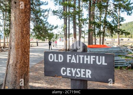 Cartello d'ingresso Old Faithful Geyser nel Parco Nazionale di Yellowstone. Foto Stock