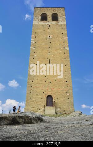 Torre Civica.la torre romanica del 12 ° secolo, situata nel bellissimo villaggio di San Leo, funge da campanile per la cattedrale. Foto Stock