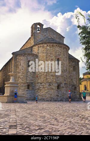 Il Pieve, il più antico edificio religioso di San Leo, Rimini, Emilia-Romagna, è un ammirevole esempio di stile romanico. Foto Stock