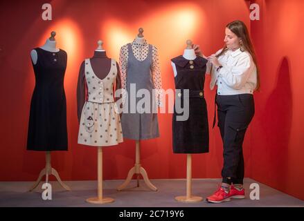 Il coordinatore di fronte alla casa Martha Greenbank esamina da vicino i progetti della stilista britannica Mary Quant, che sono presenti nella nuova mostra "mid-Century Modern: Art & Design from Conran to Quant" presso i Dovecot Studios di Edimburgo, riaperti al pubblico mercoledì 15 luglio. Foto Stock