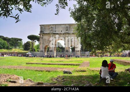 Il lato nord dell'imponente arco di Costantino, uno dei tre archi trionfali rimasti a Roma, visto dal parco del Colosseo.