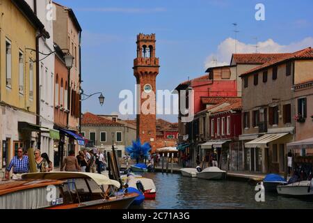 Rio dei Vetrai, uno dei canali che attraversano Murano e sullo sfondo uno dei simboli dell'isola, la Torre Civica. Foto Stock