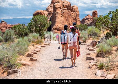 Vista posteriore dei turisti che visitano il Parco Nazionale degli Stati Uniti in estate Foto Stock
