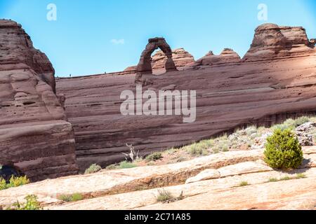 The delicate Arch, Arches National Park, Utah. Vista dal punto di vista inferiore. Foto Stock