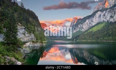 Gosausee, Alpi europee. Immagine panoramica di Gosausee, Austria situata nelle Alpi europee al tramonto estivo. Foto Stock