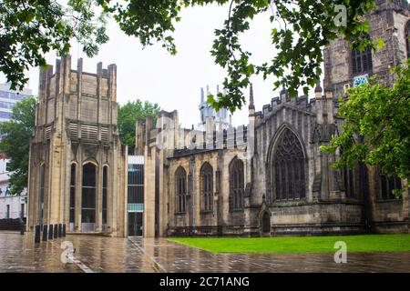 8 luglio 2020 Cattedrale di Sheffield su Church Street, Sheffield Inghilterra. Questo edificio con la sua imponente torre dell'orologio e bastioni è un bell'esempio di got Foto Stock